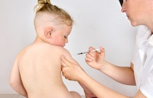 lékařka očkuje dítě
