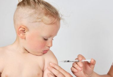 lékařka očkuje dítě